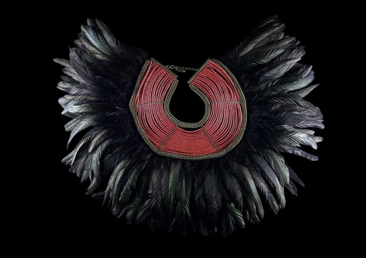 Collier à plumes noires