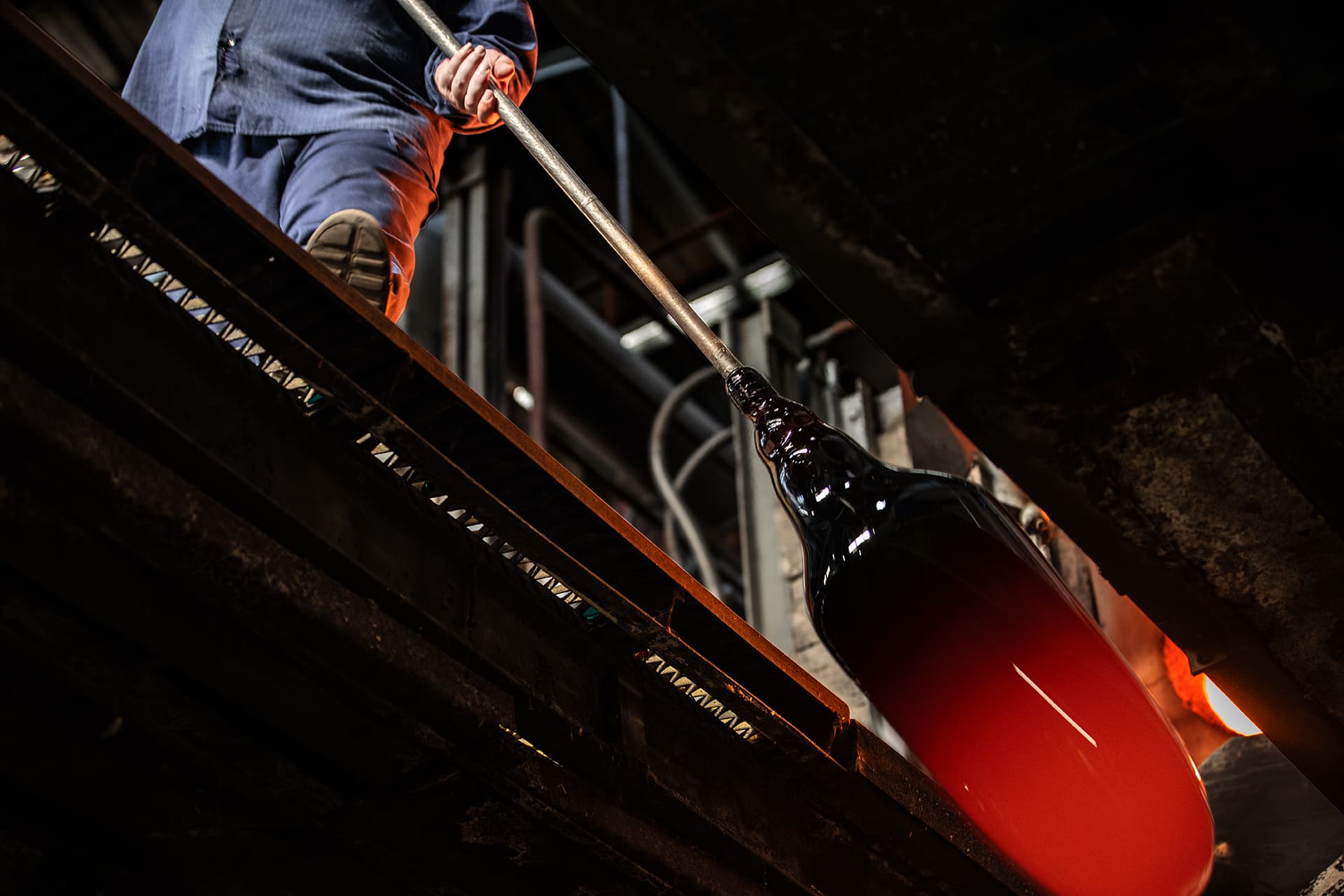 Création d'un cylindre de verre en fusion par balancement.Verrerie Saint-Just. Photo©antoninbonnet.com