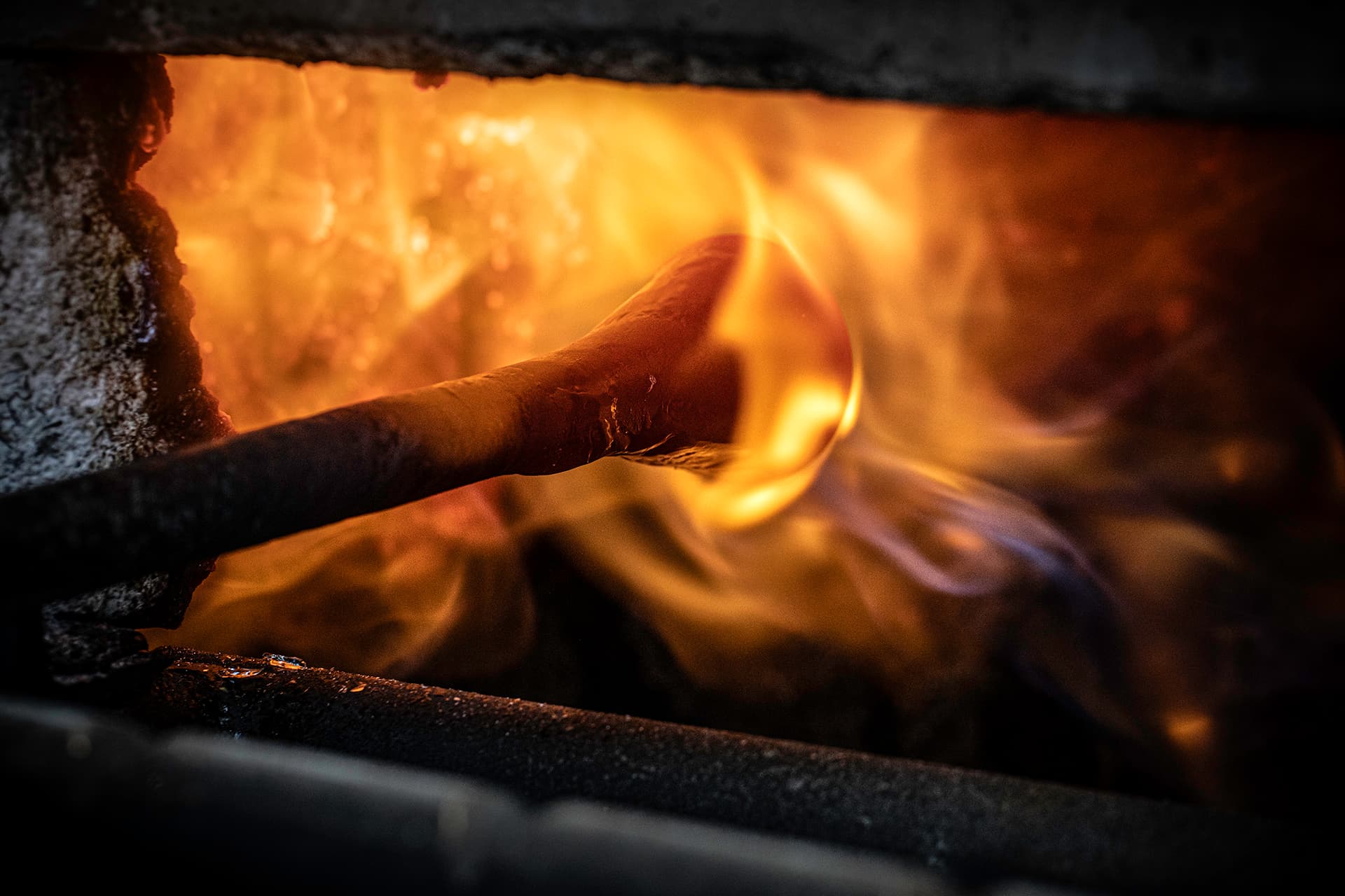 Boule de verre en flamme dans un four de verrier.Verrerie Saint-Just. Photo©antoninbonnet.com